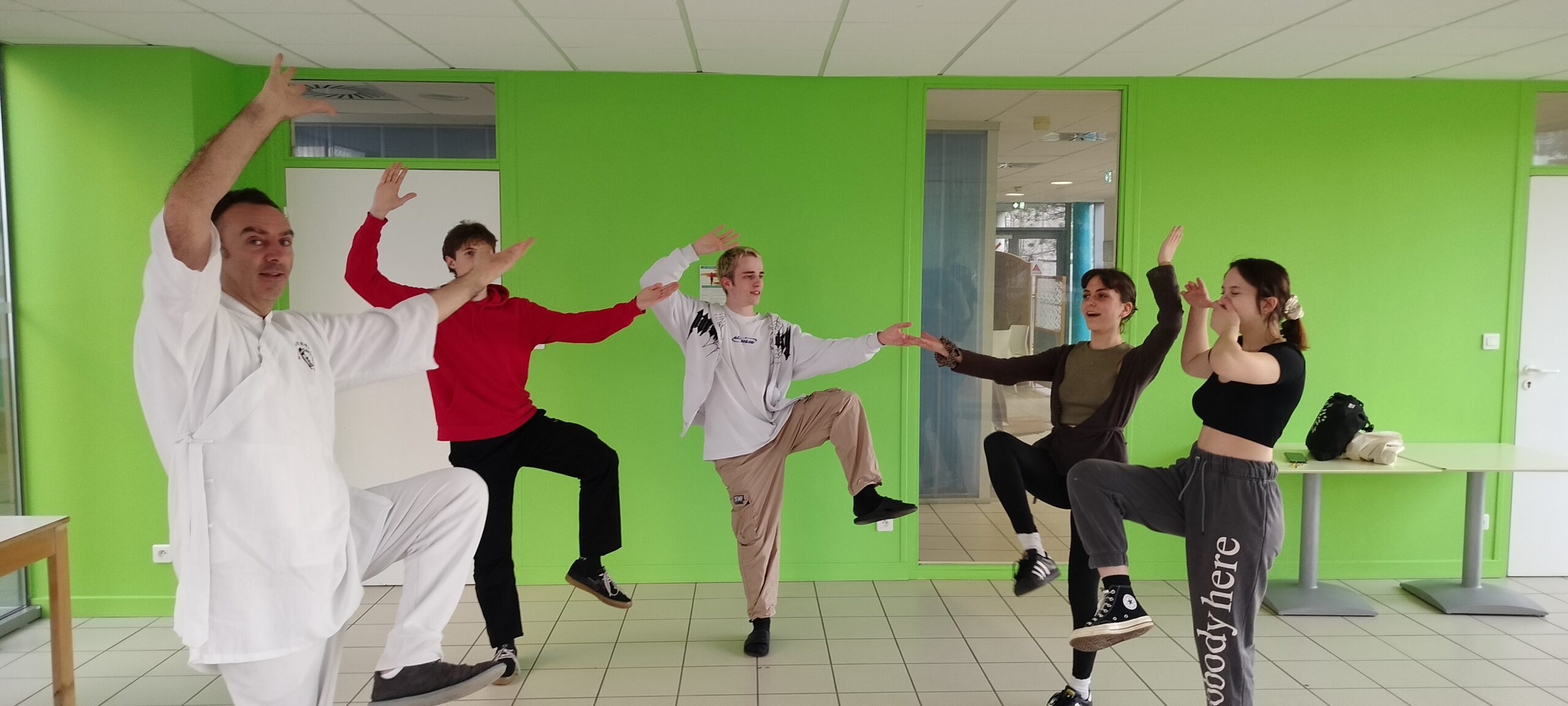 Gilles Lepicard et ses élèves prennent une pose de Qi Gong