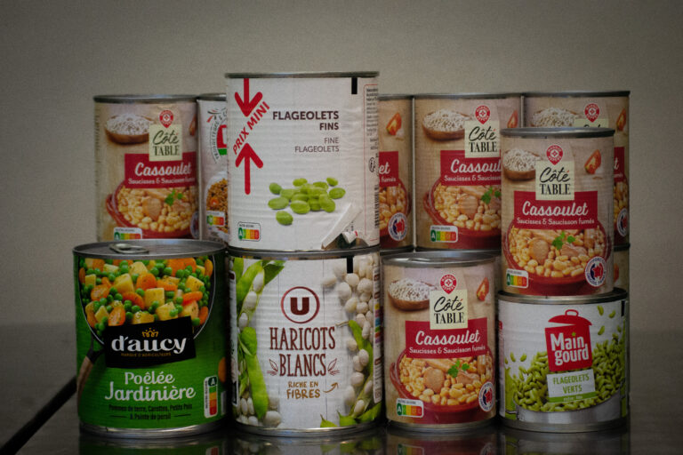 Des boîtes de conserves sont empilées les unes sur les autres.