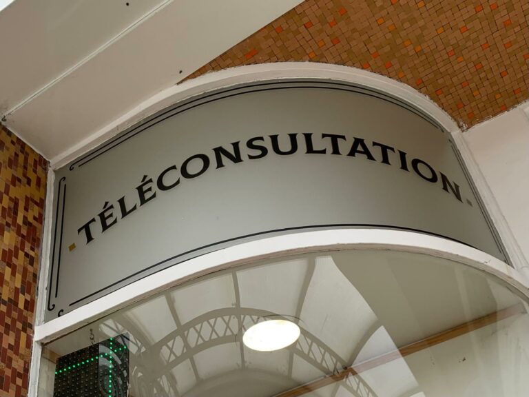 Panneau "Téléconsultation" en pharmacie