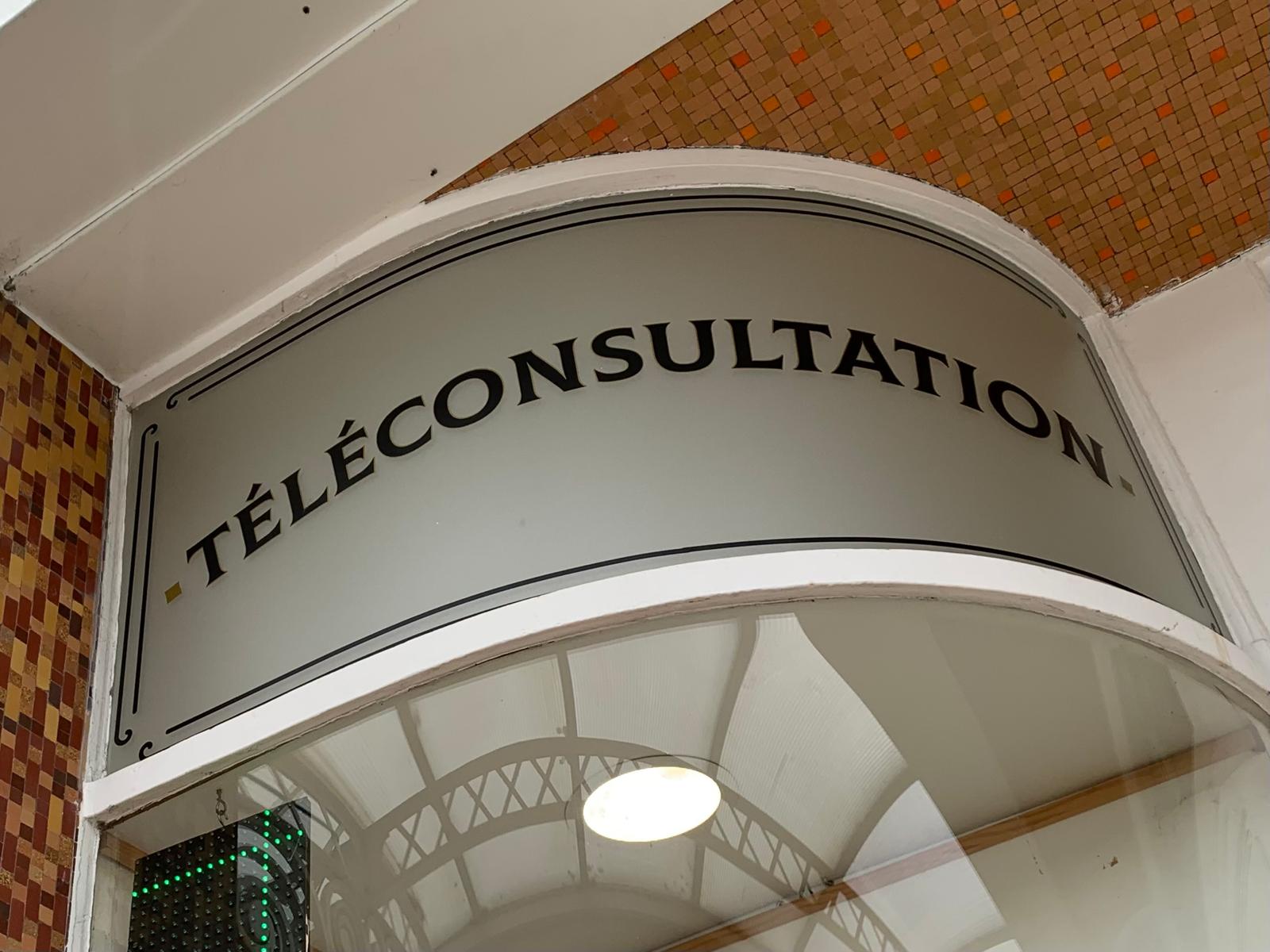 Panneau "Téléconsultation" en pharmacie