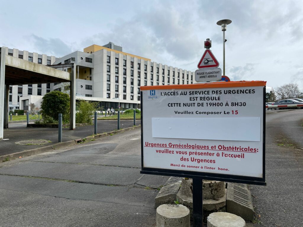 Le panneau de régulation des urgences de nuit accueille les patients dès leur entrée sur le site hospitalier.