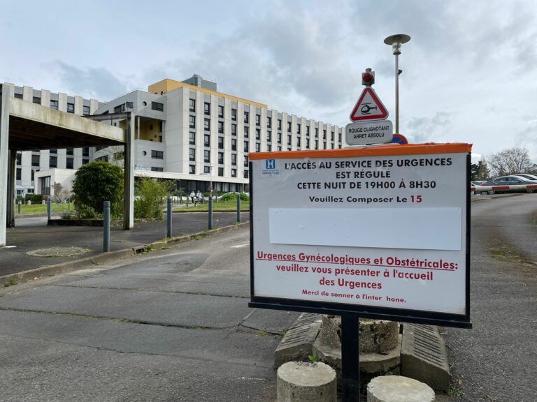 Le panneau de régulation des urgences de nuit accueille les patients dès leur entrée sur le site hospitalier.
