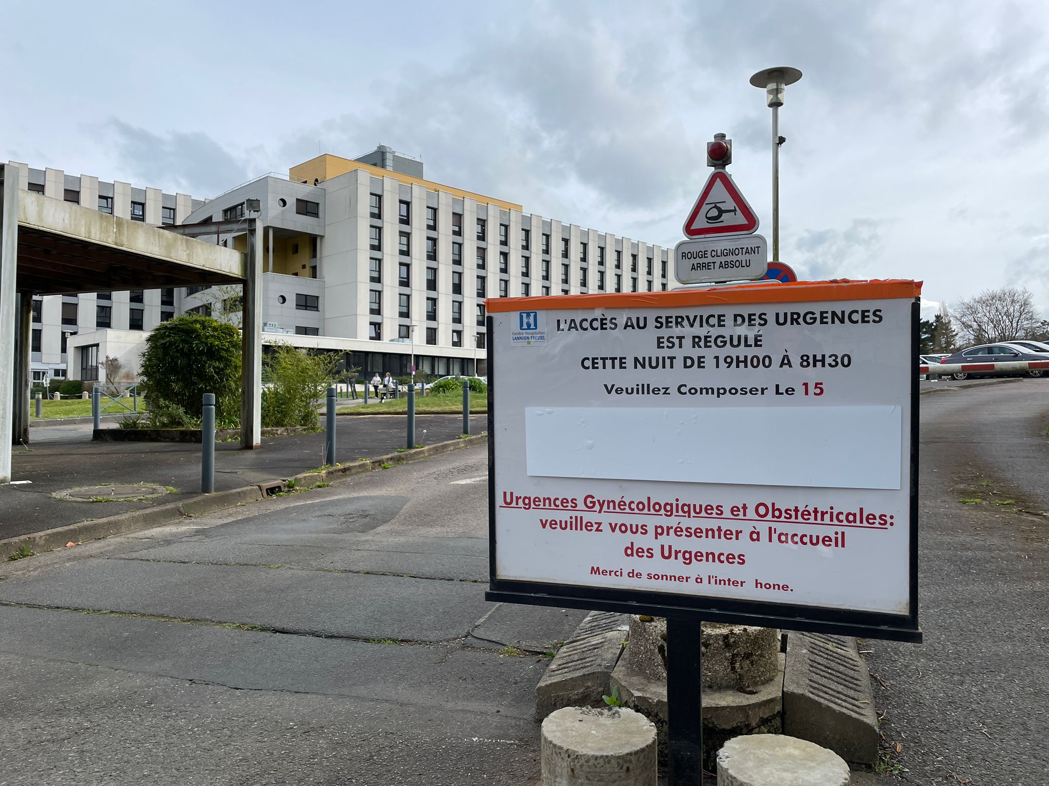 Le panneau de régulation des urgences de nuit accueille les patients dès leur entrée sur le site hospitalier.