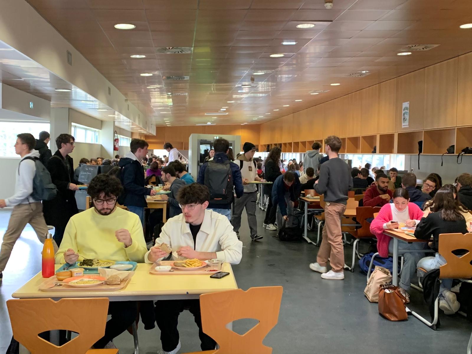 Les étudiants sont nombreux dans la salle du RU de l'IUT.