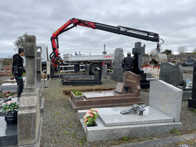 Les gardiens de cimetières creusent dans la terre du site.